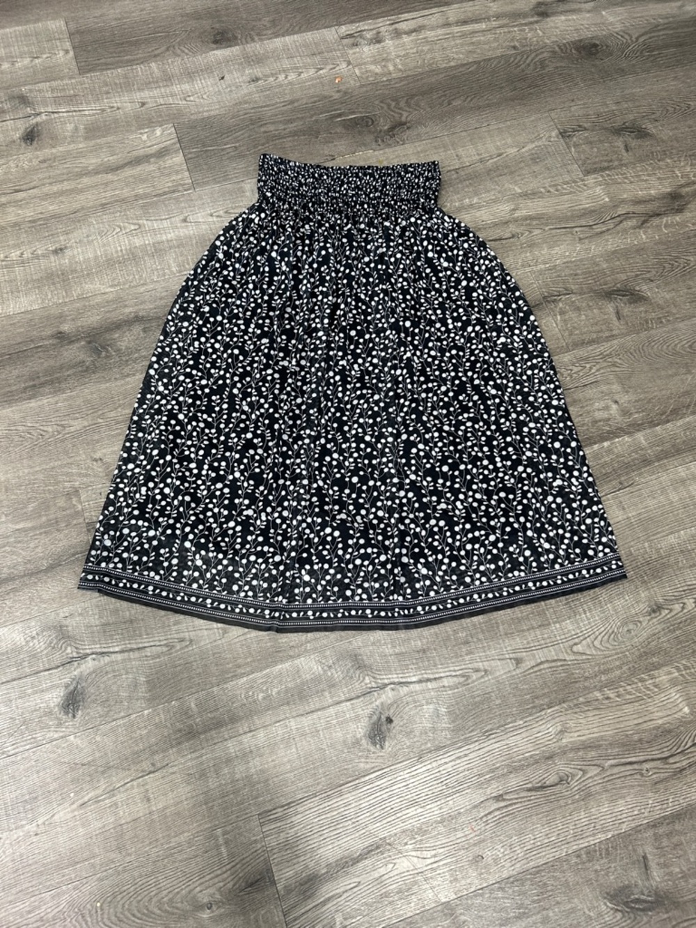 Max Studio Black and White Floral skirt